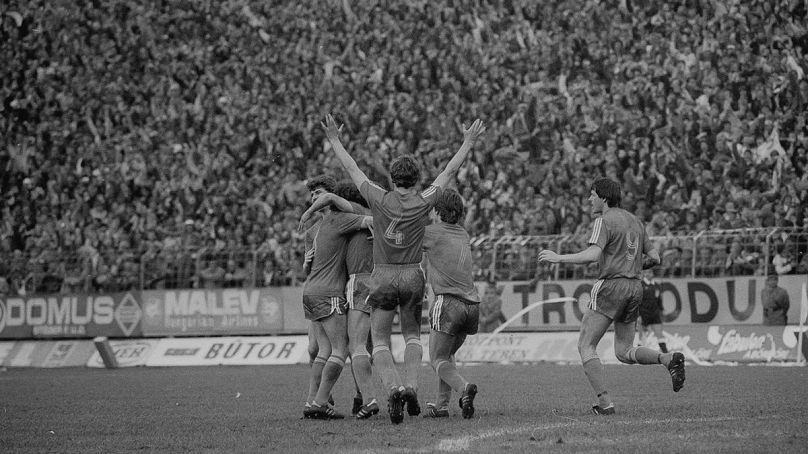 Fehérvári játékosok – 4-essel a második gólt szerző Disztl László – gólöröme a Videoton – Zseljeznicsar UEFA-kupa mérkőzésen 1985.04.10-én 