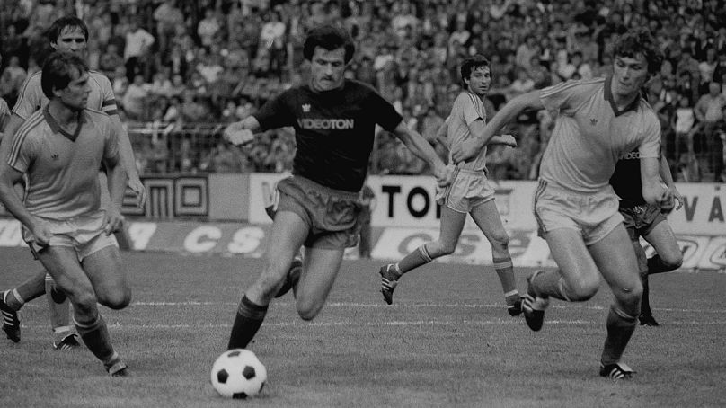 Szabó József (sötét mezben) a mérkőzést eldöntő gólja előtt a Dukla Praha védőinek gyűrűjében 1984.09.18-án, a Sóstói Stadionban