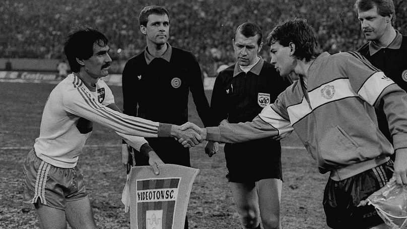 Végh Tibor és Bryan Robson zászlót cserlnek a Videoton – Manchester United mérkőzés előtt 1985. 03.20-án