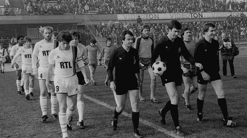 Kivonulás a Videoton SC (sötét mezben) - PSG mérkőzés előtt 1984.11.08-án. A Videtonból elöl Csongrádi Ferenc csapatkapitány, mögötte Disztl Péter és Burcsa Győző látható 