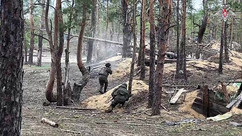 In questa foto ripresa da un video distribuito dal servizio stampa del Ministero della Difesa russo il 21 maggio 2025, i militari russi si addestrano per le unità d'assalto 