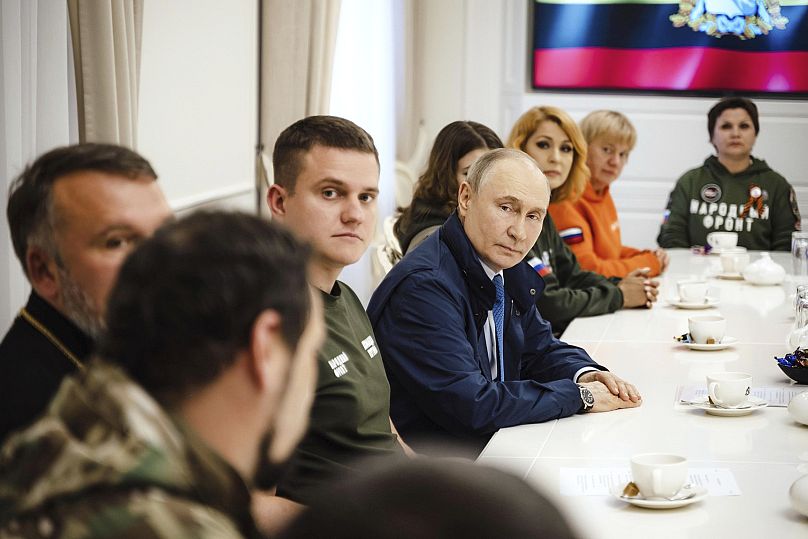 Le président russe Vladimir Poutine s'entretient avec des volontaires dans la région de Koursk, en Russie, le mercredi 21 mai 2025