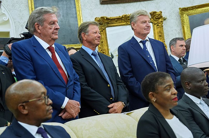 L'uomo d'affari sudafricano Johann Rupert, a sinistra, e i golfisti sudafricani Retief Goosen, al centro, ed Ernie Els, a destra nello Studio Ovale (21 maggio 2025)
