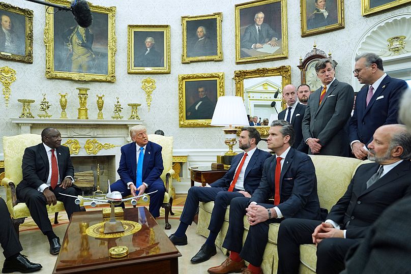 Demütigung vor versammelter Mannschaft: Trump mit seinem Kabinett beim Treffen mit Ramaphosa.