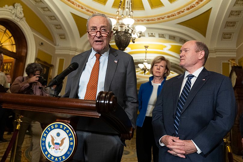 Le chef de la minorité démocrate au Sénat, Chuck Schumer, s'adresse aux journalistes au Capitole, le mardi 20 mai 2025, à Washington