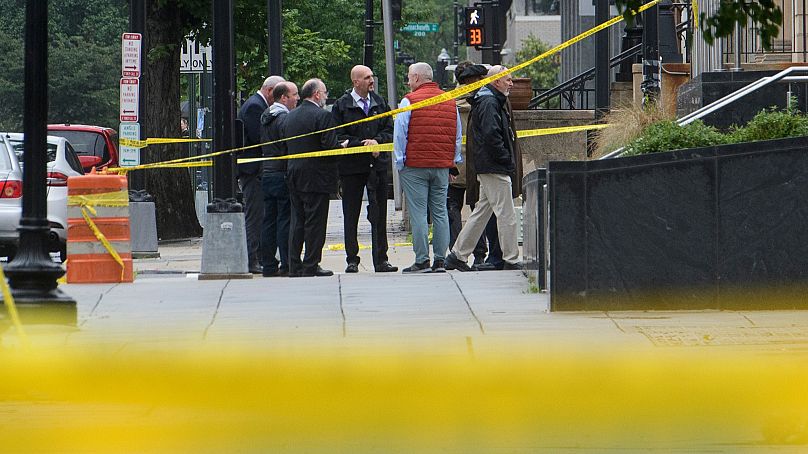 Strafverfolgungsbehörden arbeiten am Tatort, nachdem zwei Mitarbeiter der israelischen Botschaft in Washington vor dem Capital Jewish Museum erschossen wurden.
