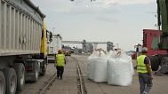 Погрузка удобрений в порту Джурджулешты, Молдова.