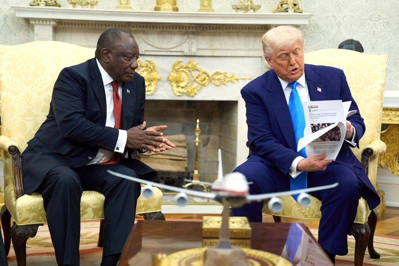 الرئيس دونالد ترامب يلتقي رئيس جنوب أفريقيا سيريل رامافوزا في المكتب البيضاوي، في 21 أيار/مايو 2025، واشنطن.