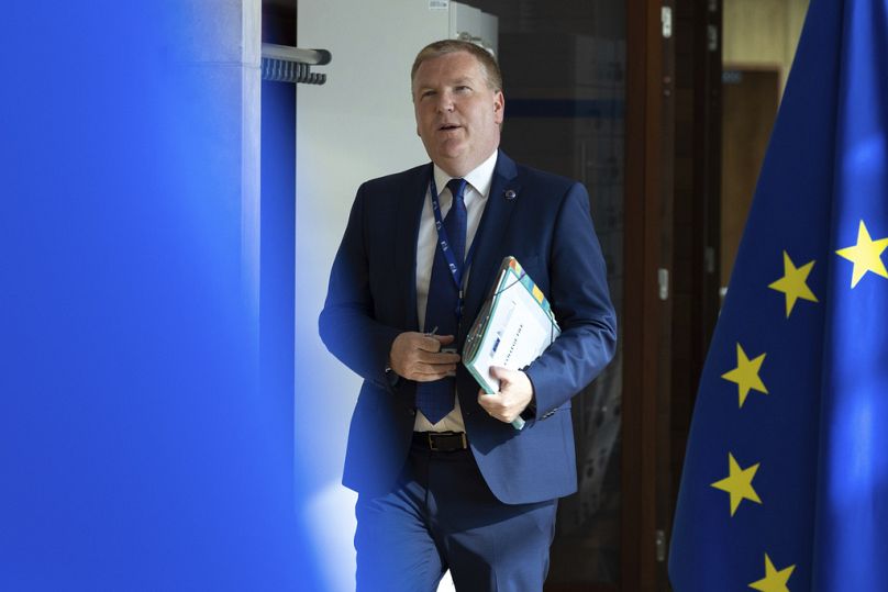 Komisarz europejski ds. demokracji, sprawiedliwości i praworządności Michael McGrath przybywa na cotygodniowe posiedzenie Komisji Europejskiej w Brukseli.