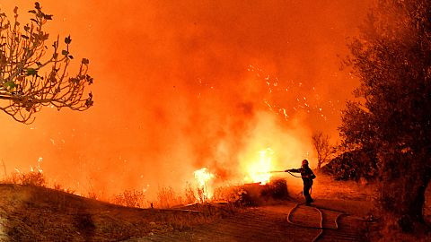 Un vigile del fuoco cerca di spegnere le fiamme vicino al villaggio di Kallithea, 29 settembre 2024