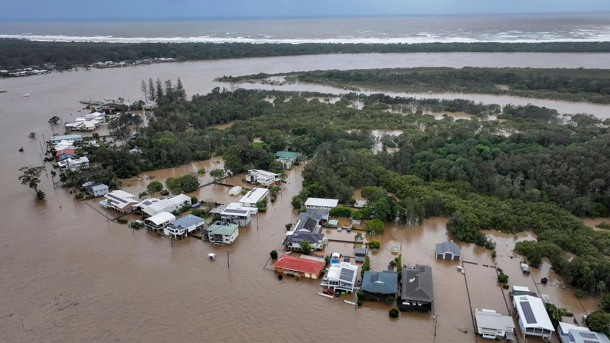 Three dead, thousands affected after floodwaters swamp New South Wales