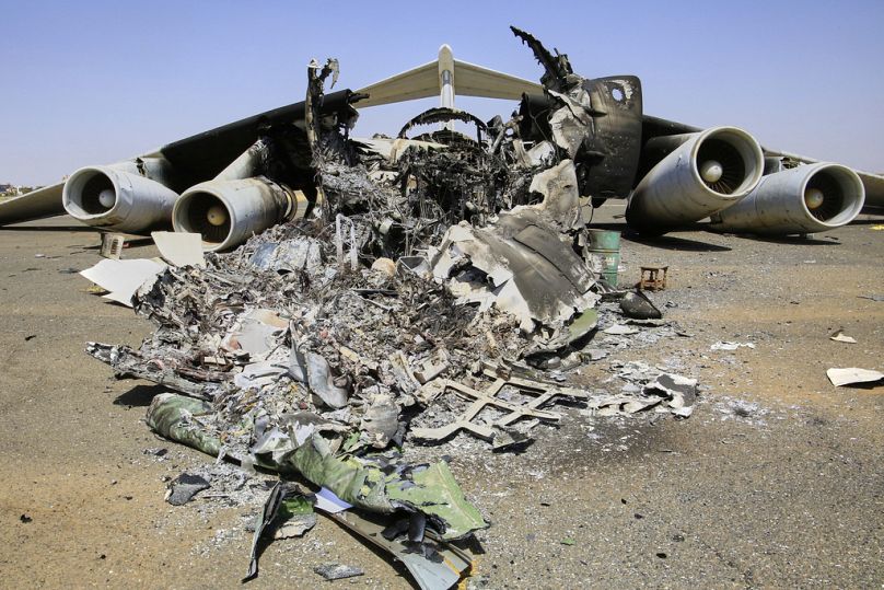 طائرة متضررة في مطار الخرطوم الدولي بعد استعادته من قوات الدعم السريع، 17 نيسان/ أبريل 2025.