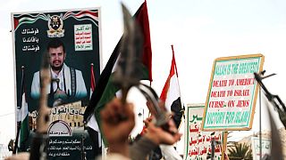 مناصرون للحوثيين يرددون شعارات مناهضة لأمريكا وإسرائيل خلال تظاهرة أسبوعية في صنعاء، 11 نيسان/ أبريل 2025.