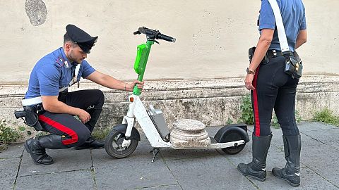 Due ufficiali dei Carabinieri con il manufatto recuperato sopra uno scooter, a Roma, 21 maggio 2025