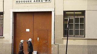 نساء يمشين بجوار مسجد الدعوة في باريس 