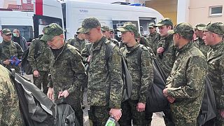 Fogolycsere-megállapodás alapján elengedett orosz katonák az ukrán-belarusz határon 2025. május 6-án