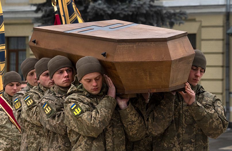 Żołnierze niosą trumnę Ołeksandra Grianyka z pułku Azow, który zginął 8 maja broniąc Mariupola przed rosyjskimi najeźdźcami.