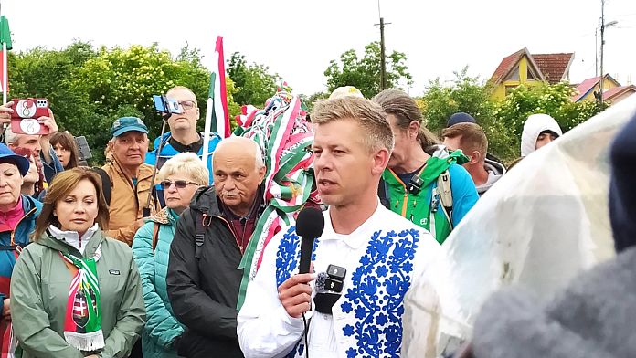 Hungarian opposition leader Péter Magyar walks across border to Romania