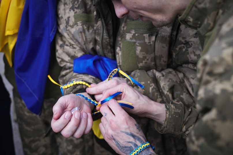Varios prisioneros de guerra ucranianos regresan a casa tras un intercambio con militares rusos, 23 de mayo de 2025