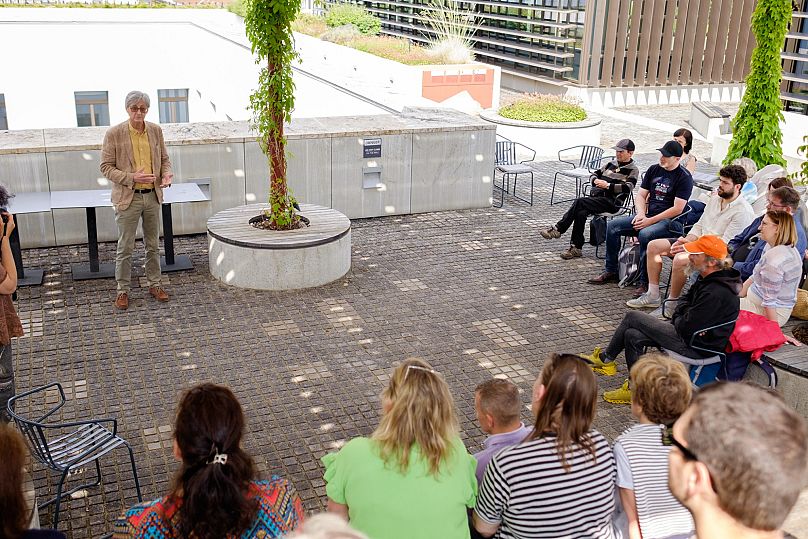 Kontler László történész, a CEU rektorhelyettese köszönti a programban résztvevő diákokat