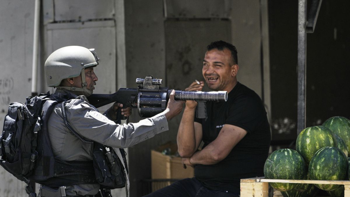 إحراق سيارات وتدمير منازل وتهجير: اعتداءات على الفلسطنيين في بروقين بالضفة الغربية