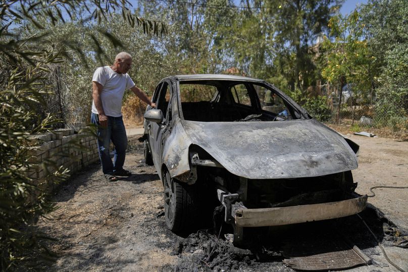 أكرم صبرة (60 عامًا)، صاحب منزل فلسطيني، يقف قرب مركبة أُحرقت خلال هجوم نفذه مستوطنون إسرائيليون ليلًا في بلدة بروقين قرب سلفيت – الجمعة 23 أيار/مايو 2025.