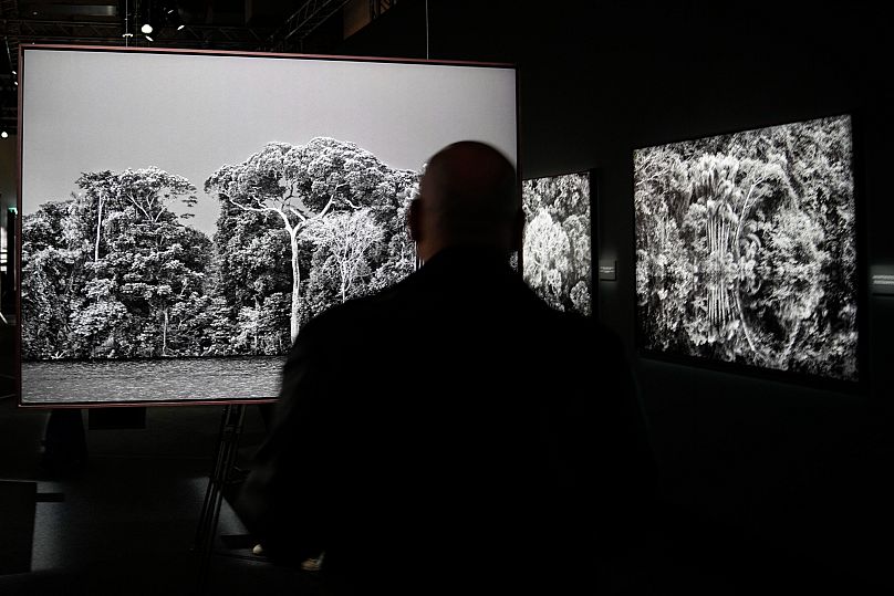 Un visitante observa la inauguración de la exposición 'Amazonia', del fotógrafo brasileño Sebastiao Salgado, en la Fabbrica del Vapore, en Milán, Italia, 2023