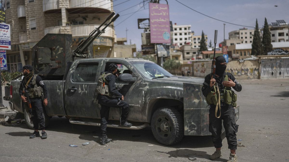 رغم اللوائح والتعليمات.. السلطة السورية الجديدة أمام تحدي فرض القوانين وواقع الحال