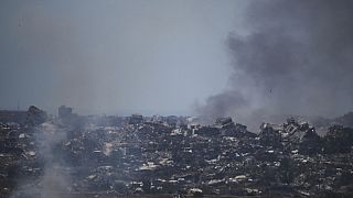Füst száll az égbe egy robbanást követően a Gázai övezet északi részén 2025. május 23-án
