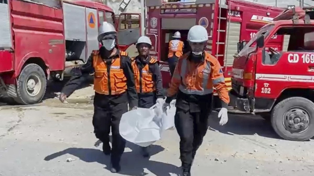 بأي ذنبٍ قُتلوا؟ صرخة من خان يونس بعد مقتل تسعة أطفال من عائلة الطبيبة آلاء النجار