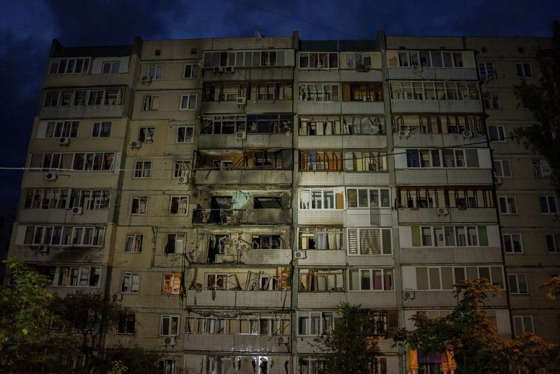 Se ven daños en un edificio residencial después de un ataque ruso en Kiev, Ucrania, el sábado 24 de mayo de 2025.