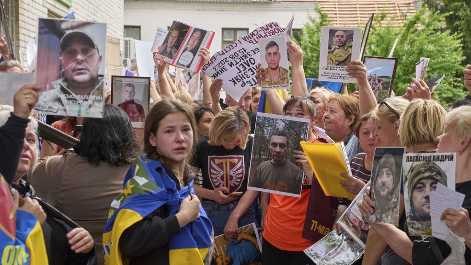 Relatives show photos of missing soldiers to ex-POWs, 25 May 2025