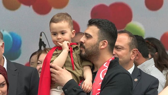 Binlerce kişi kanseri yenen Ali Asaf için balon uçurdu