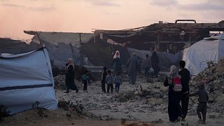 آوارگان فلسطینی در اردوگاهی موقت  در بندر شهر غزه 