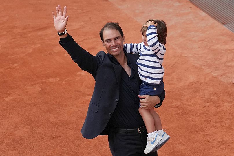 Nadal dando una vuelta de honor en Roland Garros con su hijo. 25 de mayo de 2025
