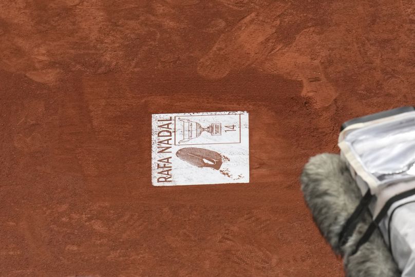 La huella eterna de Rafa Nadal en la pista central Philippe-Chatrier, en el estadio Roland-Garros.