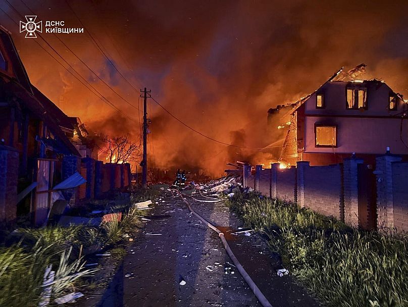 Des pompiers tentent d'éteindre un incendie suite à une attaque russe dans la région de Kyiv, en Ukraine, le dimanche 25 mai 2025