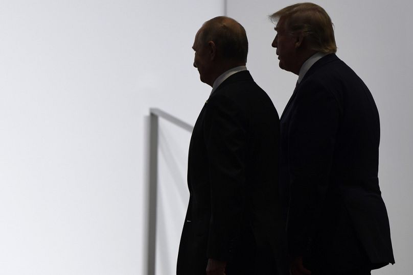 Presidente Donald Trump e o presidente russo Vladimir Putin caminham juntos na cimeira do G20 em Osaka, Japão, em 28 de junho de 2019.