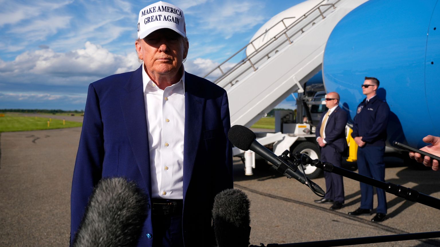 Başkan Donald Trump, 25 Mayıs 2025 Pazar günü Morristown, NJ'deki Morristown Belediye Havaalanı'nda Air Force One'a binmeden önce gazetecilere konuştu. 