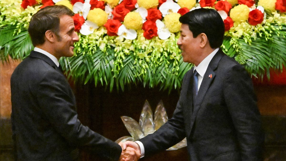 Emmanuel Macron entame au Vietnam sa tournée en Asie du Sud-Est