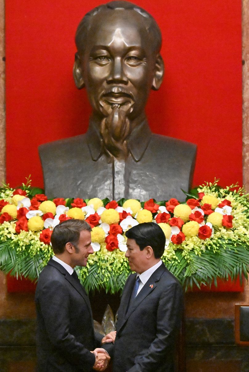 Le président français Emmanuel Macron et le président vietnamien Luong Cuong au palais présidentiel de Hanoï, au Vietnam, lundi 26 mai 2025.