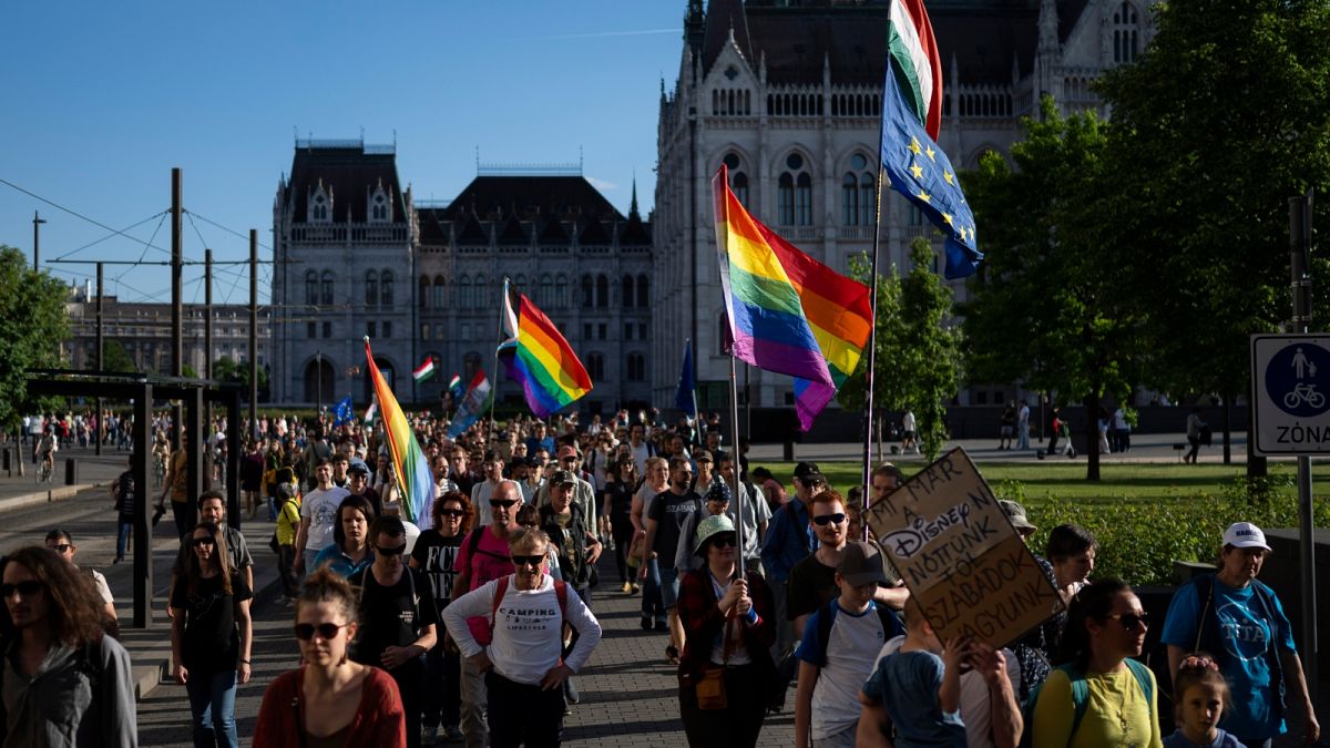 Von der Leyen arra kéri az uniós biztosokat, hogy ne vegyenek részt a budapesti Pride-on