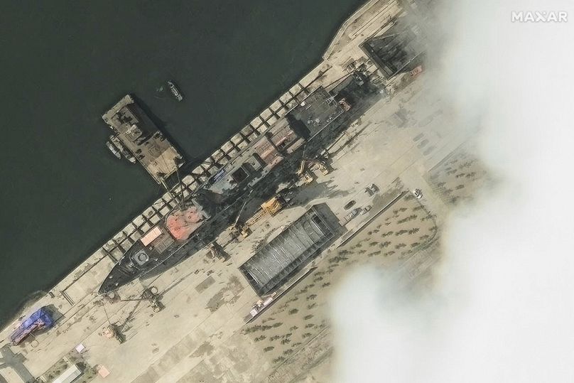 Image satellite fournie par Maxar Technologies montre le nouveau destroyer naval de la Corée du Nord, le 18 mai 2025, quelques jours avant l'accident.