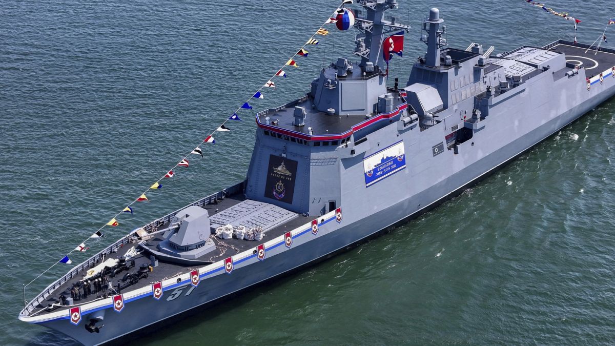 Észak-Korea letartóztatott négy tisztviselőt az új romboló megrongálódása miatt