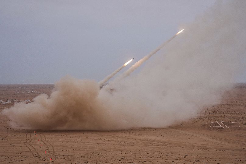 Los camiones de lanzamiento disparan HIMARS contra un objetivo durante la 21.ª edición del ejercicio militar African Lion en Tantan, el 23 de mayo de 2025.
