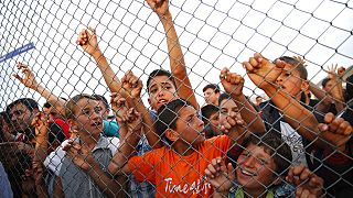 Szíriai menekült gyerekek egy kerítés mögött a délkelet-törökországi Gaziantep tartományban lévő Nizip menekülttáborban.