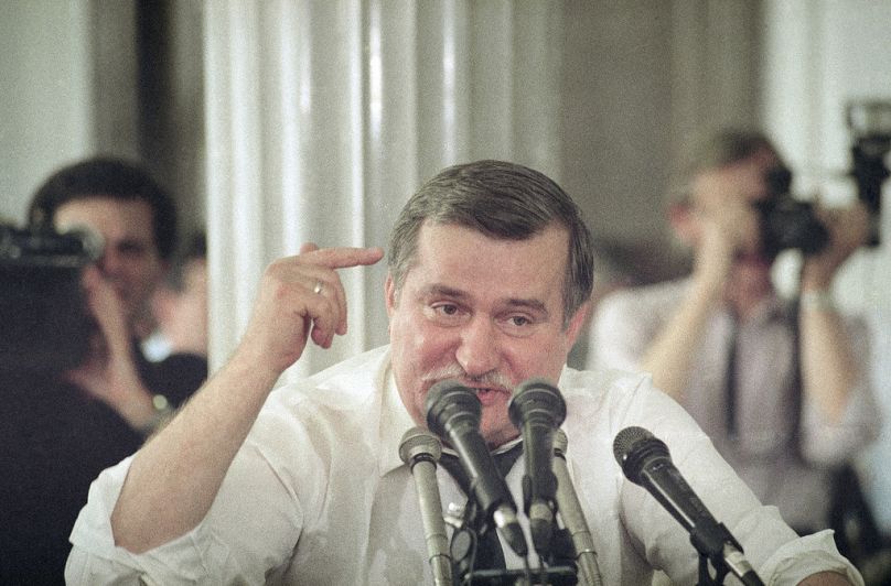 Przywódca Solidarności Lech Wałęsa mówi, że Polska znajduje się w punkcie zwrotnym, a jej rewolucja może wymagać pewnych napraw, jeśli ma nie pójść źle. Wałęsa był w Warszawie