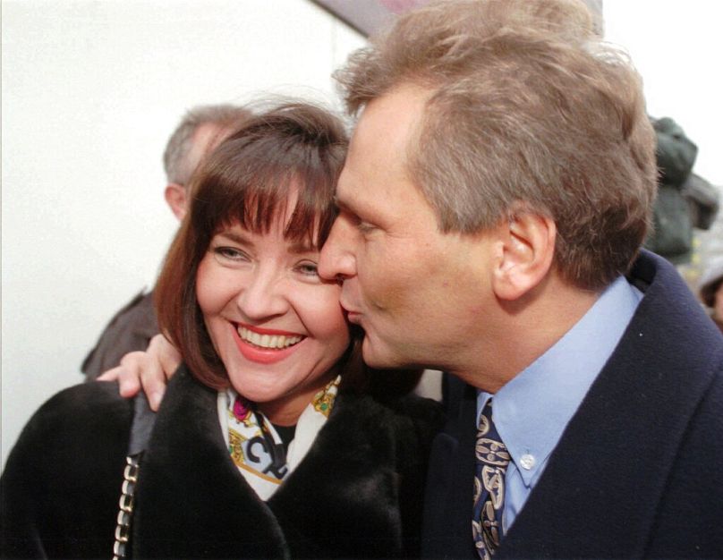 Aleksander Kwaśniewski z żoną Jolantą po głosowaniu w wyborach prezydenckich 1995