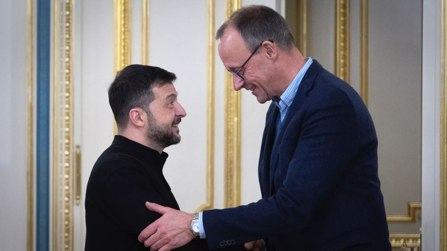 Volodymyr Zelenskyy ve Friedrich Merz 9 Aralık 2024 Pazartesi günü Ukrayna'nın başkenti Kiev'de yaptıkları görüşme sırasında konuştular Volodymyr Zelenskyy ve Friedrich Merz 9 Aralık 2024 Pazartesi günü Ukrayna'nın başkenti Kiev'de yaptıkları görüşme sırasında konuştular