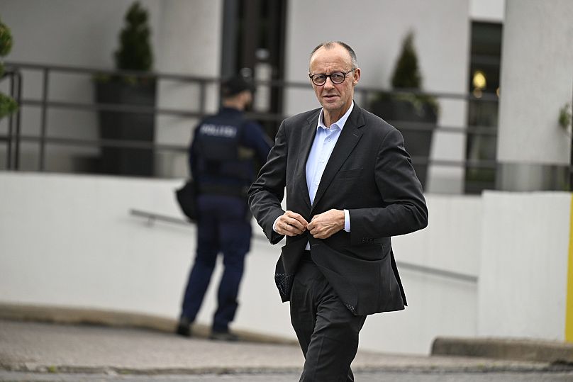 Le chancelier allemand Friedrich Merz marche avant sa rencontre avec le Premier ministre finlandais Petteri Orpo à Turku, en Finlande, le lundi 26 mai 2025
